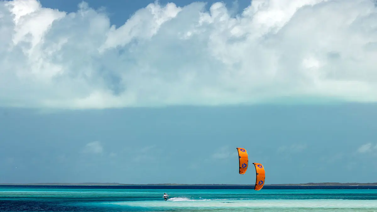 Kitesurfing vs Windsurfing 2026 — Which Should You Choose?