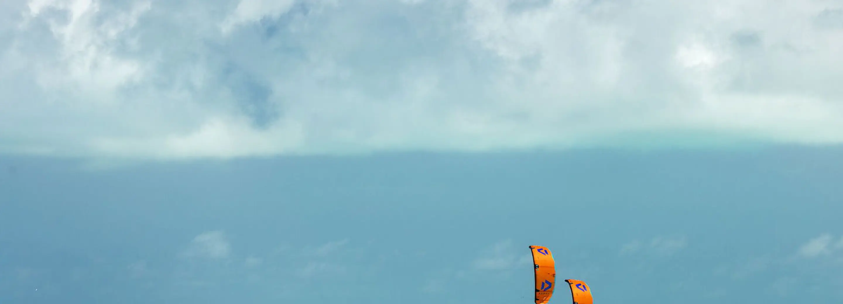 Kitesurfing vs Windsurfing 2026 — Which Should You Choose?