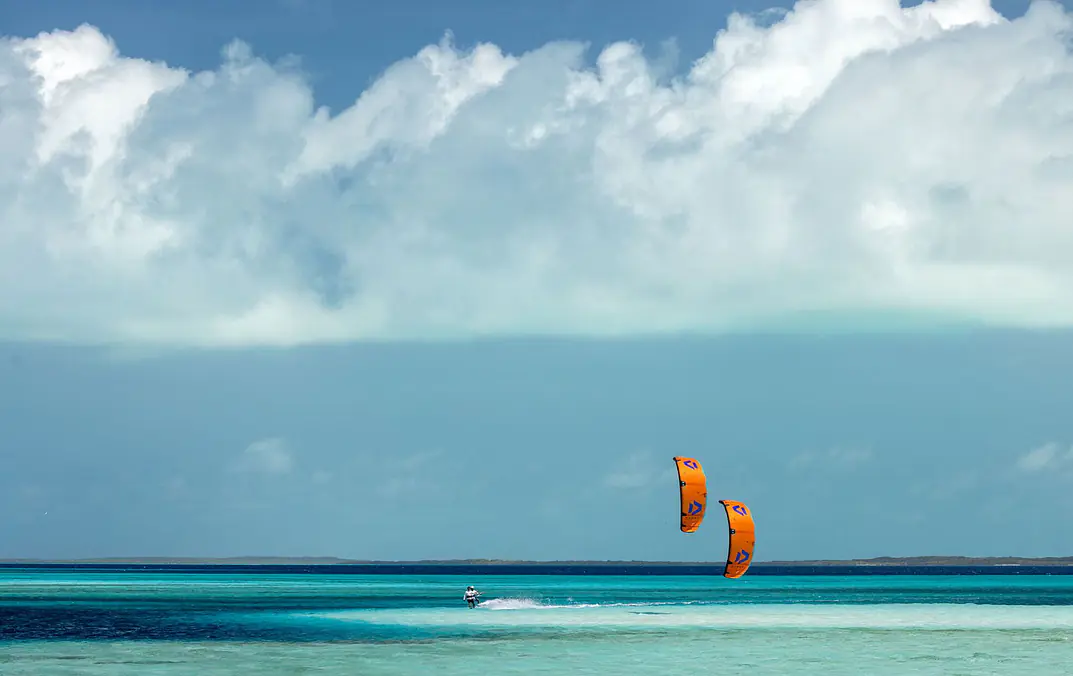 Kitesurfing vs Windsurfing 2026 — Which Should You Choose?
