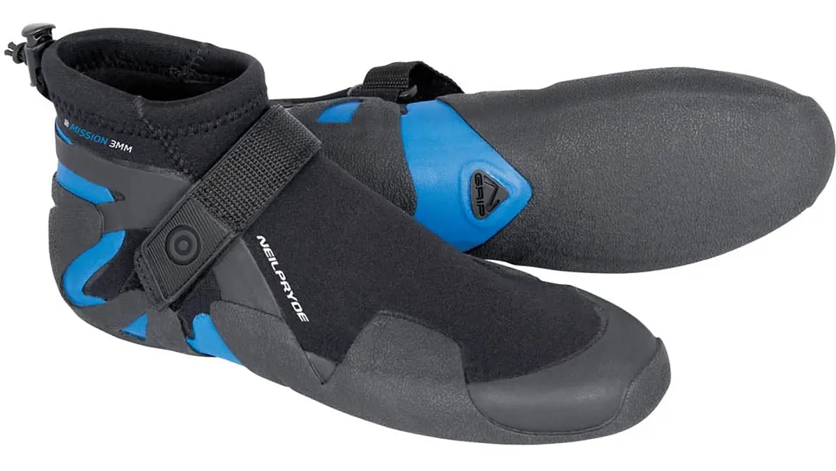 How to Choose Wetsuit Gloves, Booties & Hood — Cold Water Guide