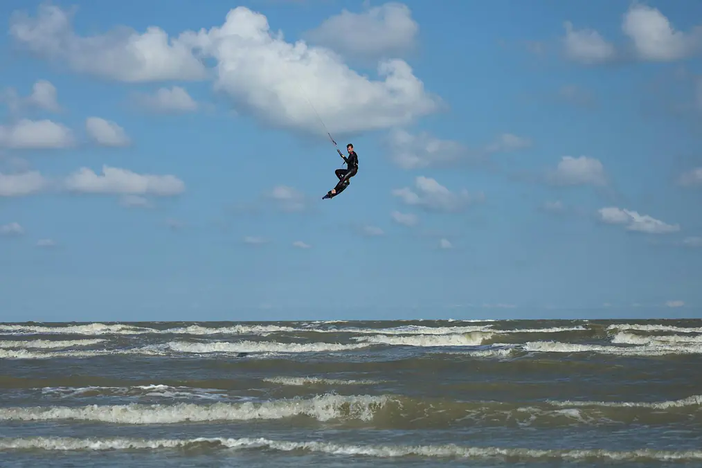 Directional vs Twin-Tip in Waves — Which Kiteboard to Choose?