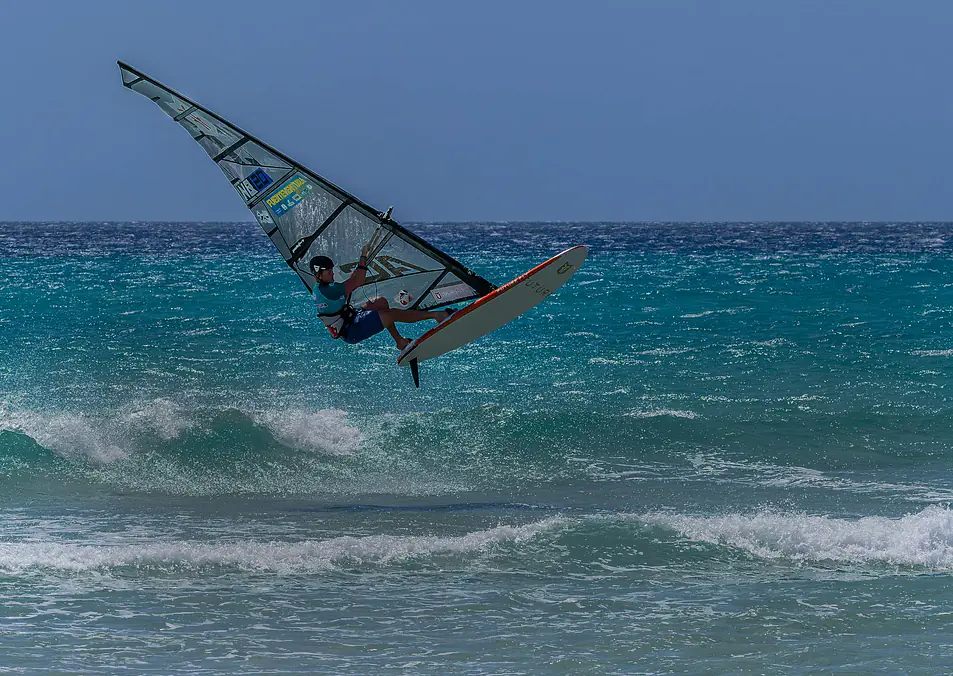 Lake vs Ocean Windsurfing — Key Differences & What to Expect