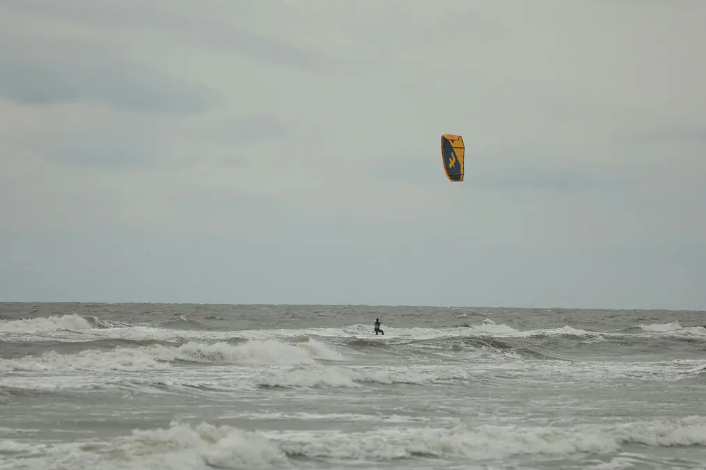 Kite Twin Tip vs Surfboard 2026 — Which Board to Buy First?