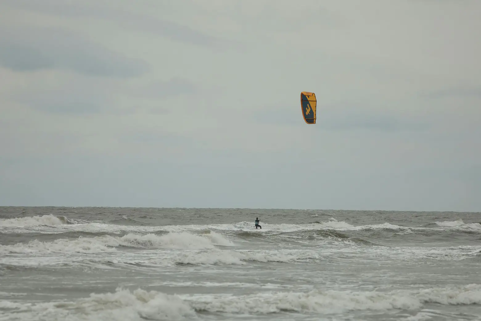 Kite Twin Tip vs Surfboard 2026 — Which Board to Buy First?