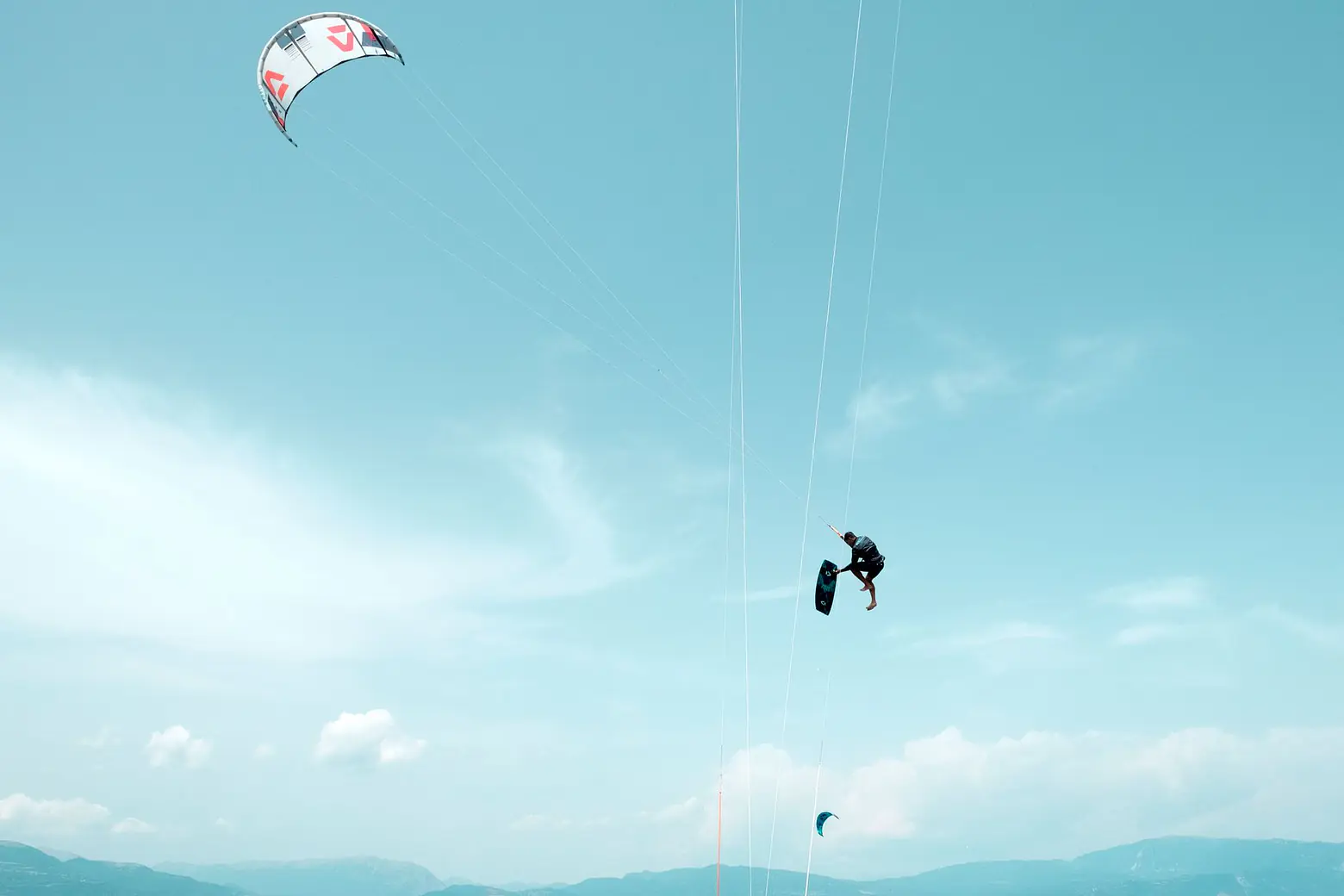 Kitesurfing Lagos Algarve — Spot Guide 2026