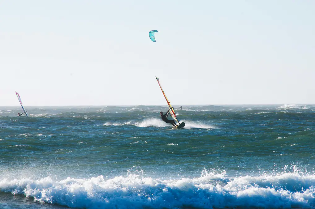 Windsurfing in Strong Wind (25–30 Knots) — Expert Tips