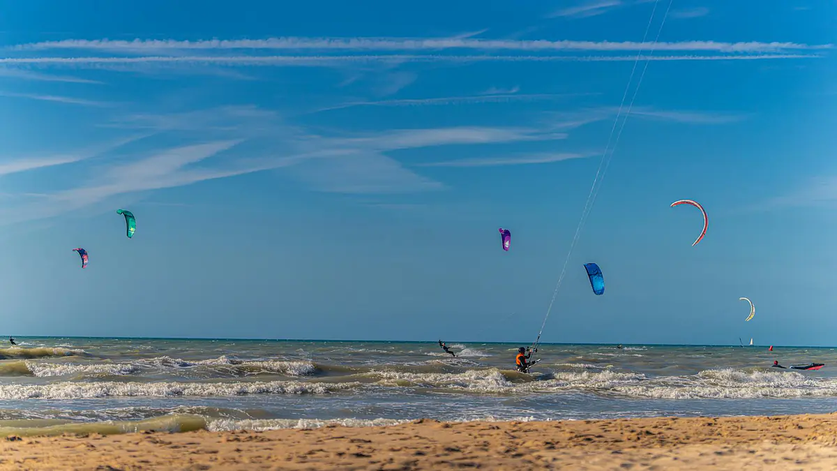 Foil vs Regular Kiteboard in Light Wind — Which Is Better?